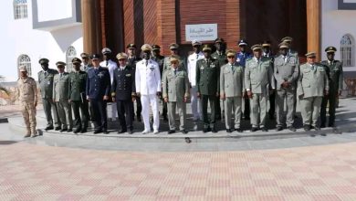 صورة قائد الأركان العامة للجيوش وضيفه السنغالي يؤديان زيارة لكلية الدفاع لمجموعة دول الساحل الخمس