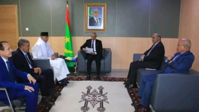 صورة وزير الدفاع الوطني يستقبل في مكتبه وزير التجهيز والنقل و ومدير وكالة أمن الملاحة