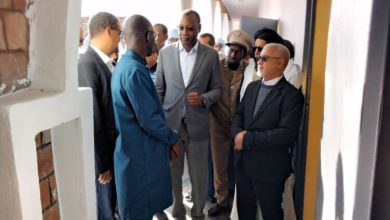 صورة وزير الإسكان يدشن القرية الصناعية التقليدية بمدينة شنقيط 