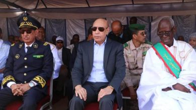 صورة رئيس الجمهورية يضع حجر الأساس للمرحلة الثانية من مشروع افطوط الشرقي