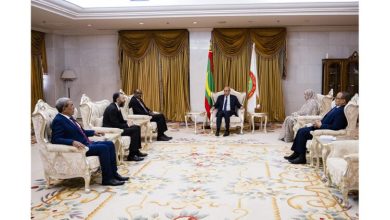 صورة رئيس الجمهورية يستقبل رؤساء الفود المشاركة في  الملتقى الإقليمي للظرف الإسلامية للتجارة 