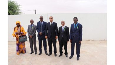 صورة مفوض حقوق الإنسان يوشح عددا من موظفي قطاعه 