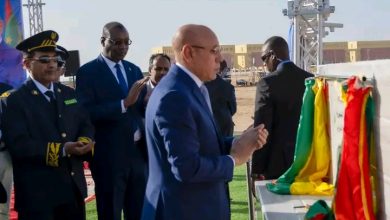 صورة رئيس الجمهورية يضع حجر الأساس لبناء مركب جامعي بجامعة نواكشوط