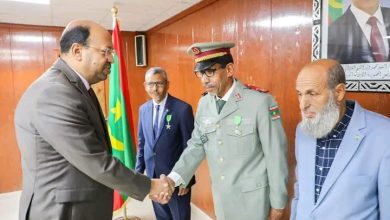 صورة وزير التنمية الحيوانية يوشح عددا من موظفي القطاع