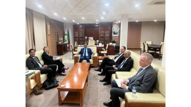 صورة زين العابدين يجري مباحثات مع سفيرة بلجيكا المعتمدة لدى موريتانيا