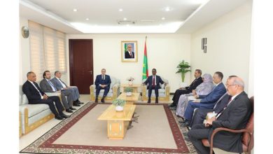 صورة الوزير الأول يلتقي وزير التجارة الجزائري 