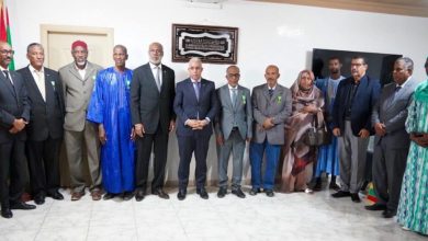 صورة وزير الصحة يوشح عددا من موظفي القطاع  