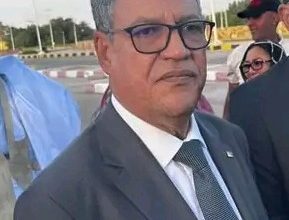 صورة وزير التهذيب الوطني وإصلاح النظام التعليمي يوشح عددا من موظفي القطاع