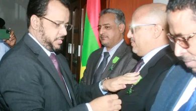 صورة وزير الشؤون الإسلامية والتعليم الأصلي يوشح بعض موظفي قطاعه
