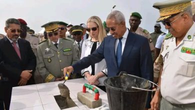 صورة وزير الدفاع  يشرف على وضع حجر الأساس لمركز التوثيق بكلية الدفاع