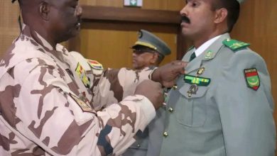 صورة قائد القوة المشتركة لمجموعة الخمس في الساحل يوشح عناصر القوة المنتهية فترتهم