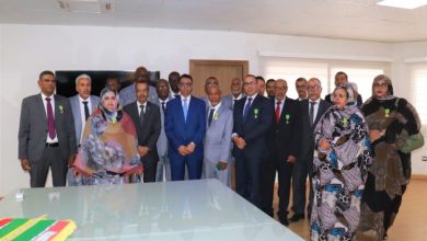صورة وزير البترول يوشح العشرات من موظفي قطاعه 