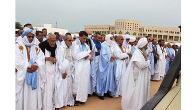 صورة نواكشوط /  اقامة الصلاة على جثمان المرحومة مريم داداه في جامع ابن عباس