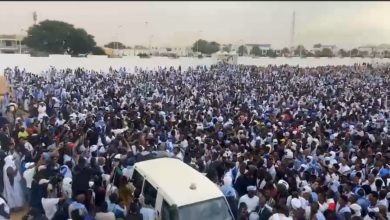 صورة نواكشوط /  الآلاف بشيعون جثمان المرحوم الصوفي ولد الشين 