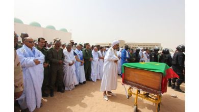 صورة نواكشوط/ مئات الموريتانيين يؤدون صلاة الجنازة على شهيد الدرك الوطني