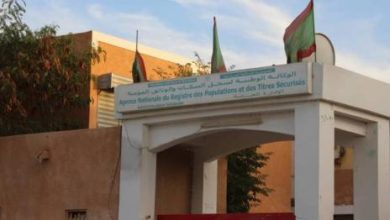 صورة مجموعة من الموظفين بالمكتب الوطني للحالة المدنية تطالب بتنفيذ القرار الصادر عن الغرفة الإدارية بالمحكمة العليا المتعلق بترسيمهم 