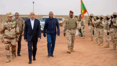 صورة رئيس الجمهورية في زيارة للجنود المرابطين على الحدود الموريتانية المالية