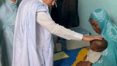 صورة رئيس الجمهورية يزور مستشفيات بالعاصمة نواكشوط ويقدم مبالغ مالية للمرضى 