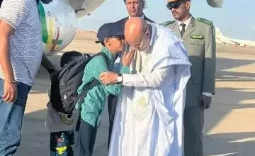 صورة غزواني يستقبل بمطار نواكشوط المواطنين الذين تم اجلاؤهم من السودان