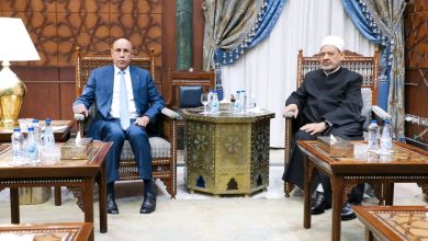 صورة رئيس الجمهورية يزور جامع الأزهر في مدينة القاهرة 