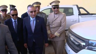 صورة وزير الداخلية يعاين عشرات السيارات رباعيات الدفع إقتنتها الوزارة مؤخراً 
