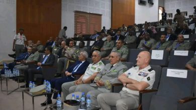 صورة وزير الدفاع الوطني رفقة وزير التعليم العالي والبحث العلمي يشرفان على افتتاح ملتقى لحلف شمال الأطلسي بكلية الدفاع.