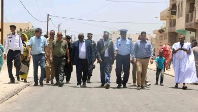 صورة نواكشوط /  وزير المياه يزور بعض الأماكن المتضررة بفعل أمطار البارحة