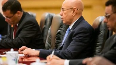 صورة أثناء وجوده في الصين . رئيس الجمهورية يلتقي برئيس مجلس الوزراء الصيني 