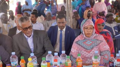 صورة مفوضة الأمن الغذائي تضع حجر الأساس لتشييد مخازن كبيرة في مدينة ألاك