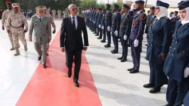 صورة وزير الدفاع الوطني رفقة قائد الأركان العامة للجيوش يشرف على تخرج دفعة جديدة من المهندسين