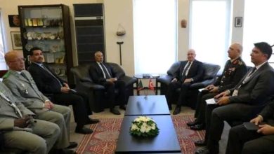 صورة وزير الدفاع الوطني يستقل من طرف نظيره التركي