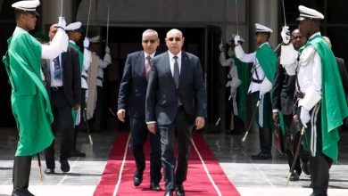 صورة رئيس الجمهورية يغادر إلى أبوجا للمشاركة في قمة المجموعة الاقتصادية لدول غرب إفريقيا ( الوفد المرافق  )