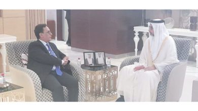 صورة وزير الثقافة يجري لقاء مع نظيره القطري في الدوحة 