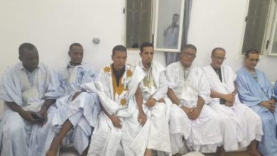 صورة وفد من نقابة الصحفيين الموريتانيين يقدم واجب العزاء للنقيب السابق في وفاة والدته