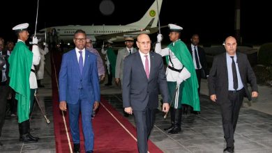 صورة رئيس الجمهورية يعود إلى العاصمة نواكشوط بعد إشرافه على وضع حجر الأساس لمشاريع هامة بتيرس الزمور 