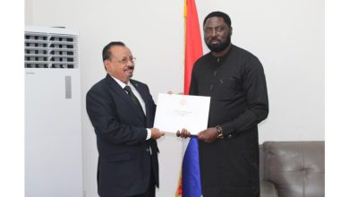 صورة سفير موريتانيا لدى جمهورية غامبيا يقدم أوراق اعتماده سفيراً فوق العادة وكامل السلطة 