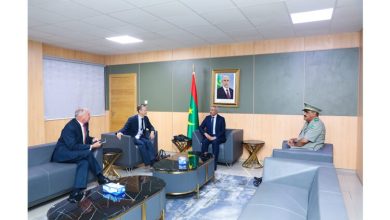 صورة نواكشوط/ وزير الدفاع الوطني يجري مباحثات مع رئيس بعثة الاتحاد الأوروبي في موريتانيا 