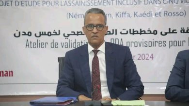 صورة نواكشوط/ الأمين العام لوزارة المياه السيد المختار ولد بوسيف يشرف على إفتتاح ورشة للمصادقة على مخططات الصرف الصحي 