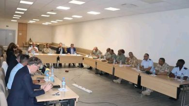 صورة قائد الأركان العامة للجيوش المساعد يعقد جلسة عمل مع بعثة من الاتحاد الأوروبي
