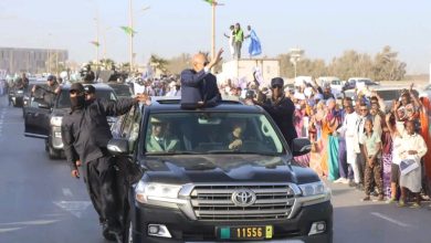 صورة رئيس الجمهورية  يصل مدينة نواذيبو وسط إستقبال شعبي حاشد 