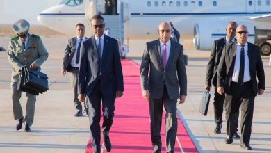 صورة رئيس الجمهورية يعود إلى نواكشوط بعد مشاركته في القمة العربية ال 33 بالمنامة