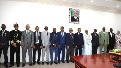 صورة وزير الصيد يوشح عددا من موظفي القطاع بمناسبة الذكرى ال 64 لعيد الاستقلال الوطني 