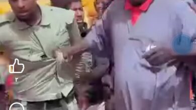 صورة الشرطة الوطنية: الشاب الذي تم القبض عليه من قبل مواطنين لاينتمي للشرطة وهو صاحب سوابق
