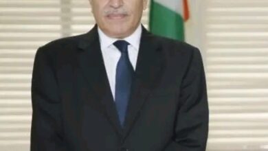 صورة السفير محمد عبد الله ولد خطره يعزي في وفاة الوالد سيدي ولد الكوري