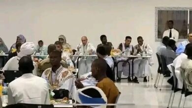 صورة نواكشوط/ رئيس الجمهورية يشارك طلاب الجامعة وجبة الإفطار داخل الحرم الجامعي