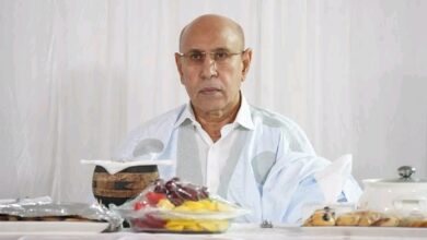 صورة رئيس الجمهورية يشارك عمال قطاع الصحة وجبة الإفطار مساء اليوم الثلاثاء