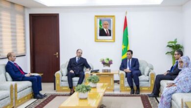 صورة الوزير الأول يستقبل في مكتبه سفير الجمهورية الجزائرية المعتمد لدى موريتانيا 