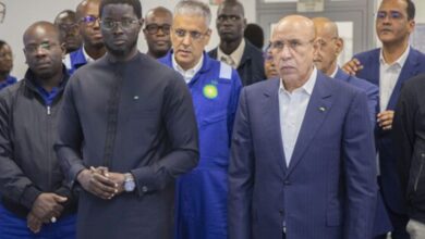 صورة رئيس الجمهورية رفقة نظيره السينغالي يشرفان على الانطلاقة الفعلية لعملية تصدير الغاز الطبيعي المسال في حقل احميم المشترك