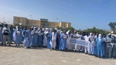 صورة وقفة احتجاجية لتجار سوق السبخة أمام مباني الجمعية الوطنية 