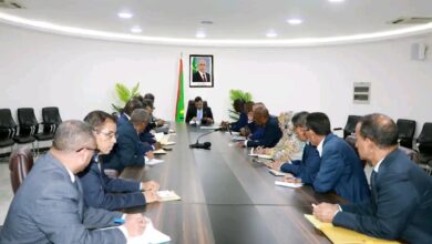 صورة الوزير الأول يجتمع بعدد من الوزراء و المديرين العامين ويلزمهم باتخاذ العقوبات اللازمة في حق المشمولين بتقرير محكمة الحسابات